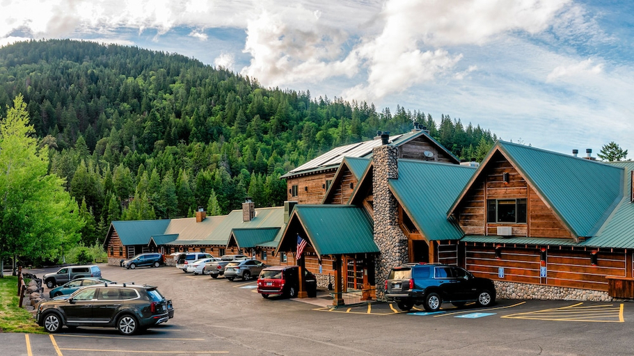 Exterior & Views 1, Callahan s Mountain Lodge, Jackson