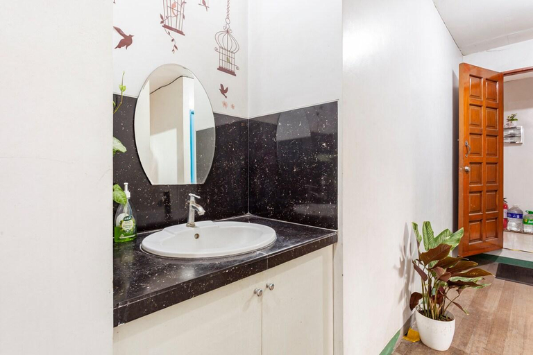 Bathroom 2, AZUL: Grove area, 2 min walk to UPLB Gate, Los Baños