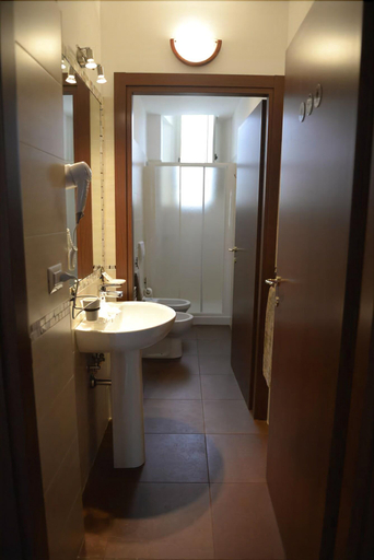 Bathroom 5, B&B San Leonardo, Catania
