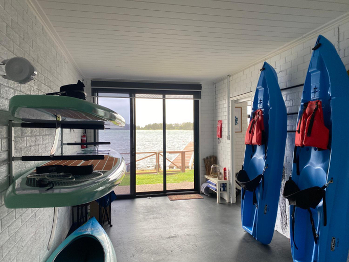 Others 2, Serenity by the Lake - Romantic Waterfront Couple's Getaway, Lake Macquarie - East