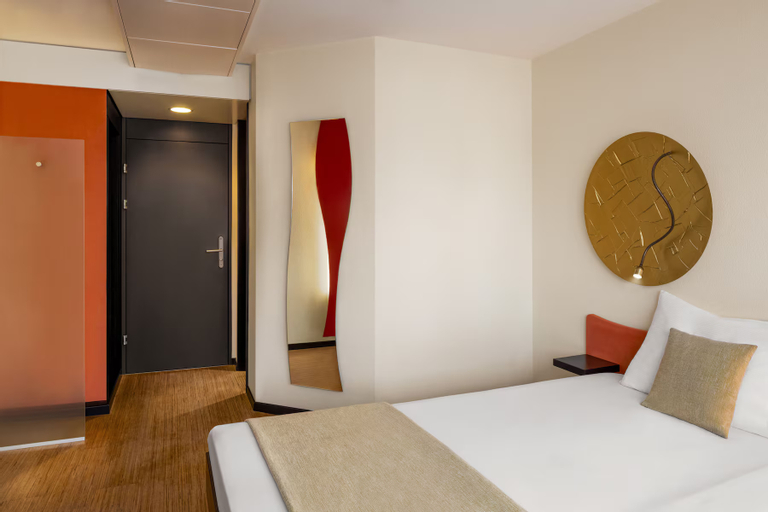 Bedroom 3, Ramada by Wyndham Baden Hotel du Parc, Baden