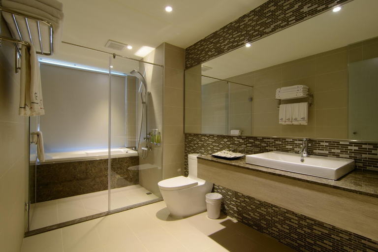Bathroom 2, Grand Crystal Hotel, Hsinchu City