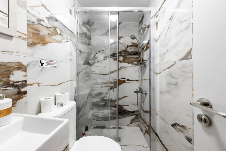 Bathroom 3, Pinecone Platres - 3 Units