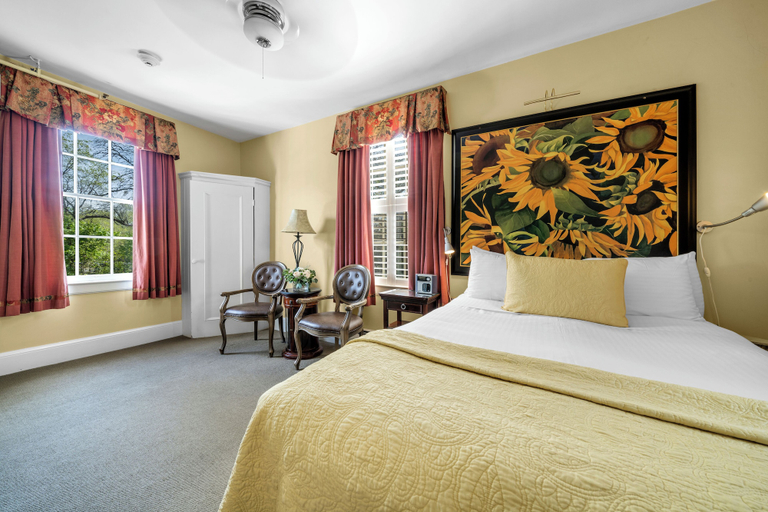Bedroom 2, The Charles Hotel, Lake Ontario