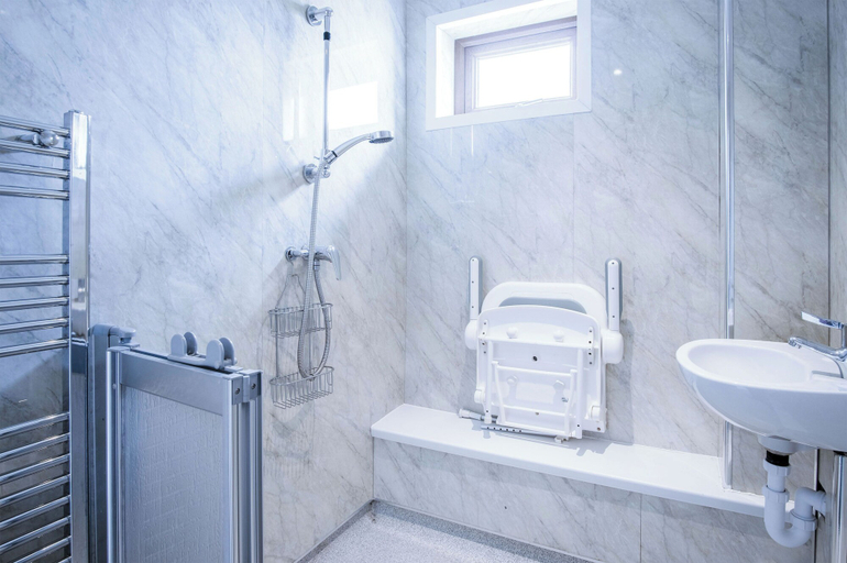 Bathroom 3, Highfield - 5 Bedroom Holiday Home - Pembroke Dock, Pembrokeshire