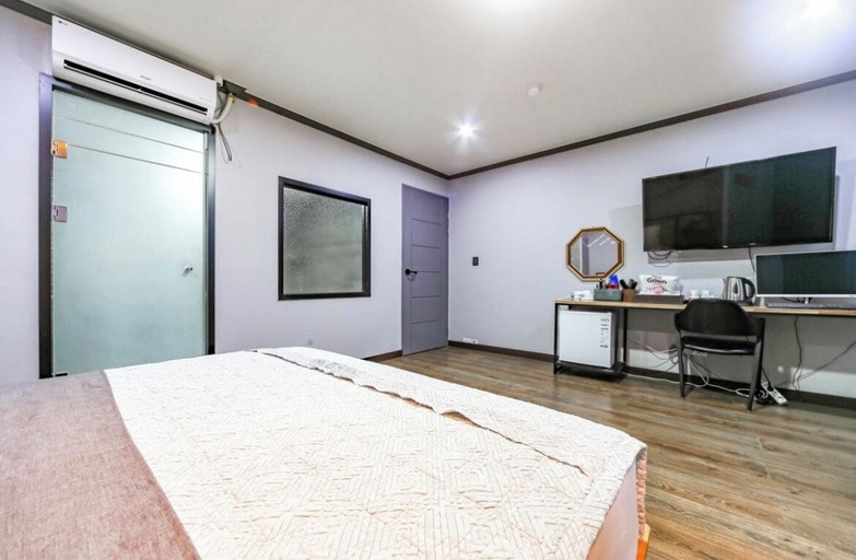 Bedroom 4, The Sharp Hotel, Jinhae