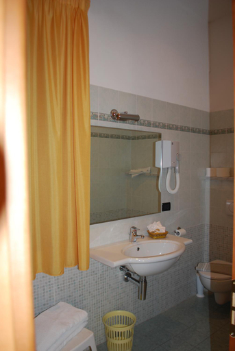 Bathroom 2, Hotel San Nicola, Savona
