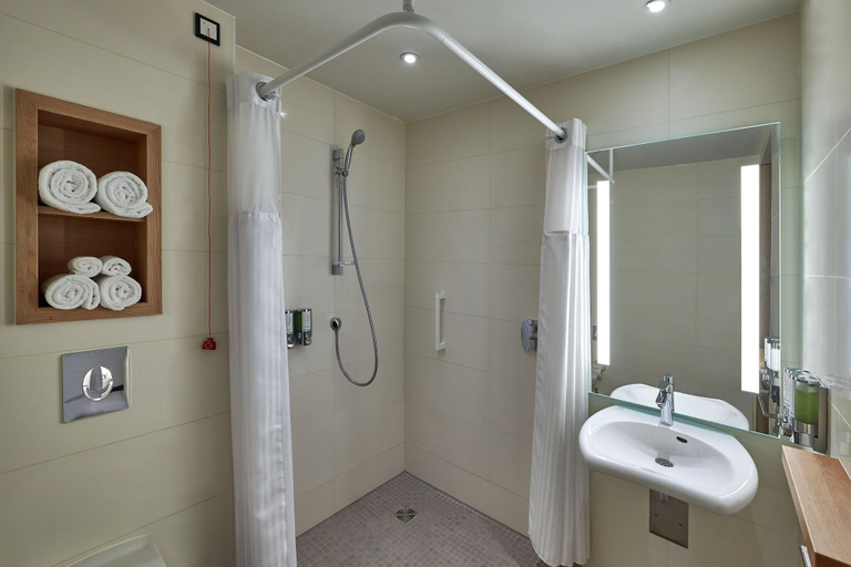 Bathroom 4, Hampton Inn Berlin City Centre Alexanderplatz, Berlin