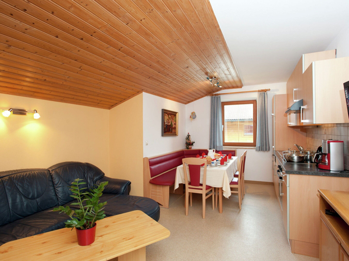 Dining 5, Apartment in Altenmarkt Near Ski Lifts, Sankt Johann im Pongau