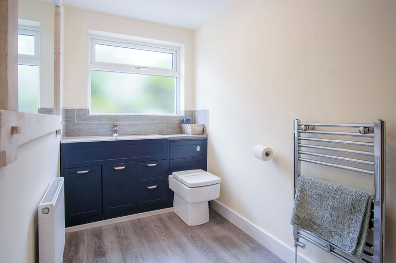 Bathroom 4, Dolphin - 2 Bedroom Apartment - Saundersfoot, Pembrokeshire
