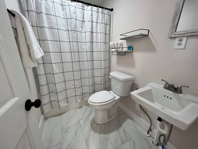 Bathroom 3, The Washington Inn, Grayson