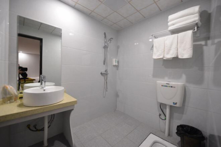 Bathroom 3, Tiancheng Jiudian, Deyang