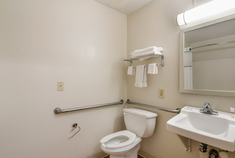 Bathroom 4, Hometowne Studios Denver - Airport/ Aurora, Adams