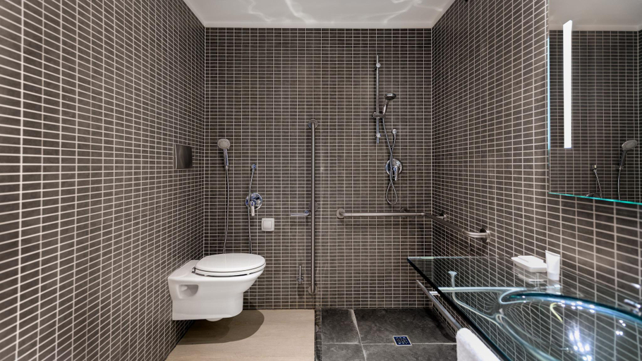 Bathroom 4, AC Pisa, Pisa