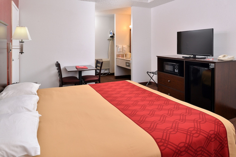 Bedroom 3, BEND INN & SUITES, Deschutes