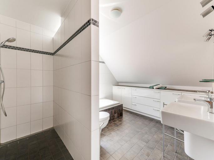 Bathroom 4, Cottage on sheep farm with gelateria, Antwerpen