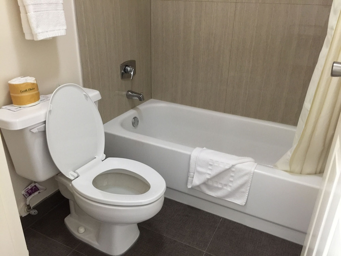 Bathroom 3, SureStay Plus Hotel by Best Western Baton Rouge, East Baton Rouge