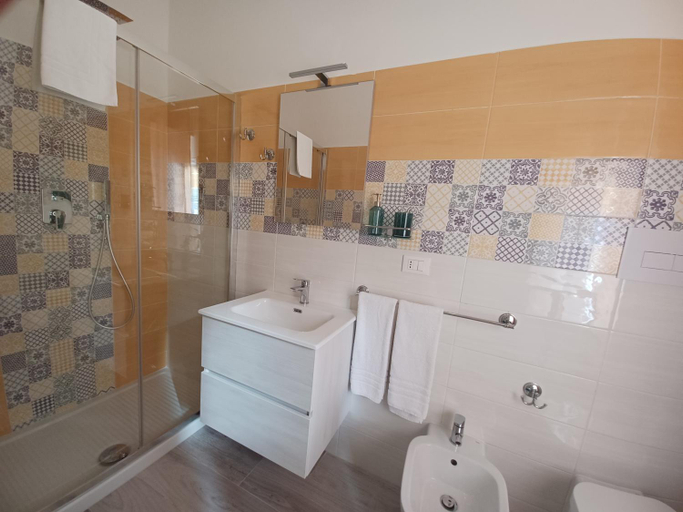 Bathroom 2, due stanzulelle sul mare B&B, Salerno