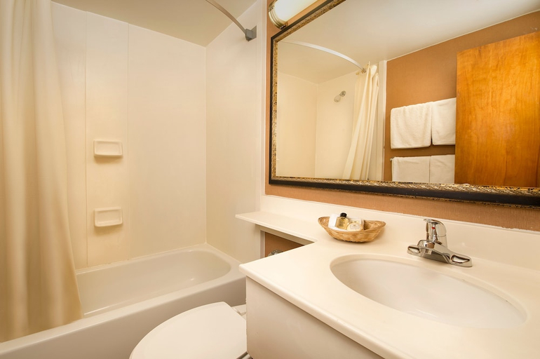 Bathroom 4, American Inn of Bethesda, Montgomery