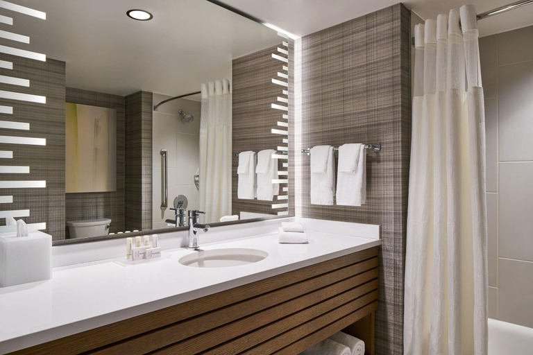 Bathroom 5, Courtyard by Marriott Washington Downtown/Convention Center, Washington D.C.