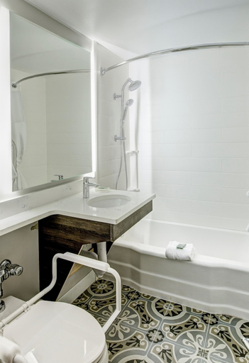 Bathroom 4, Best Western Sea Island Inn, Beaufort