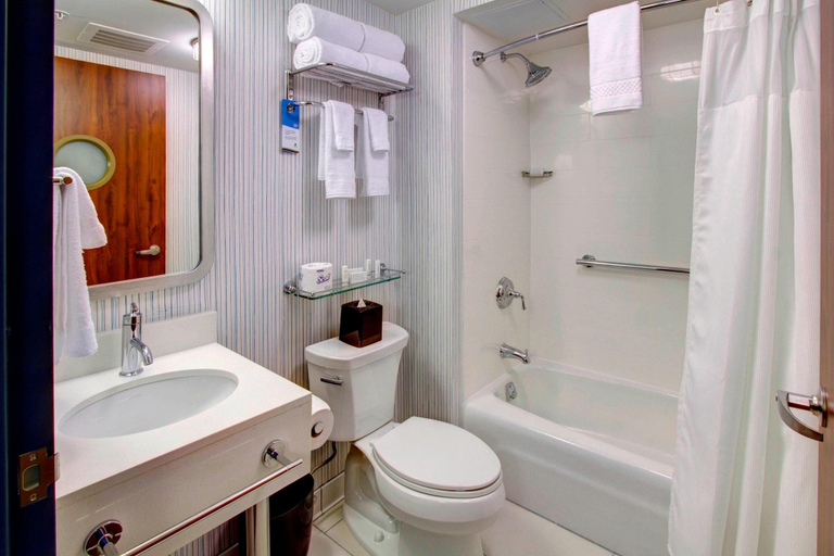 Bathroom, Fairfield Inn New York Manhattan/Financial District, New York