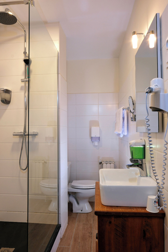 Bathroom 4, The Originals Boutique, Hôtel Spa Le Triton, Roscoff, Finistère