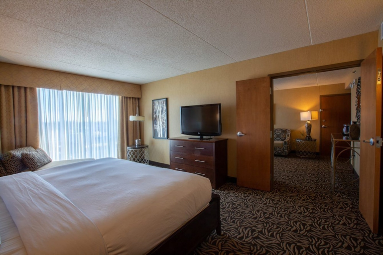 Bedroom 3, DoubleTree by Hilton Hotel Bay City-Riverfront, Bay