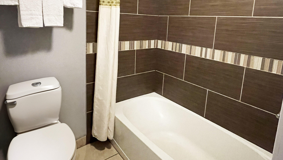 Bathroom 4, Royal Inn Linden, Cass