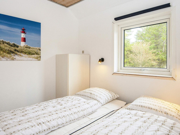 Room 2, 12 Person Holiday Home in Romo, Tønder