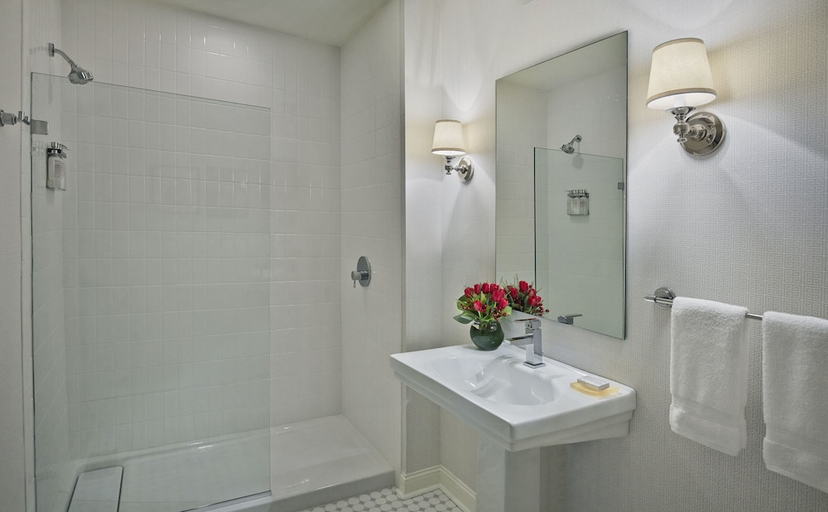Bathroom 4, Graduate Athens, Clarke