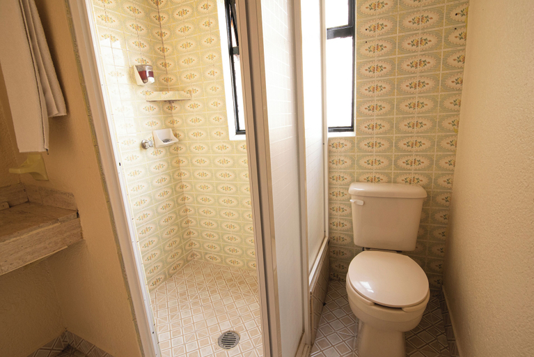 Bathroom 3, Hotel Palacio de Moctezuma, San Cristóbal de las Casas