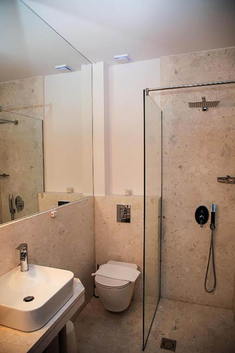 Bathroom, Dim's Hotel, Korçës