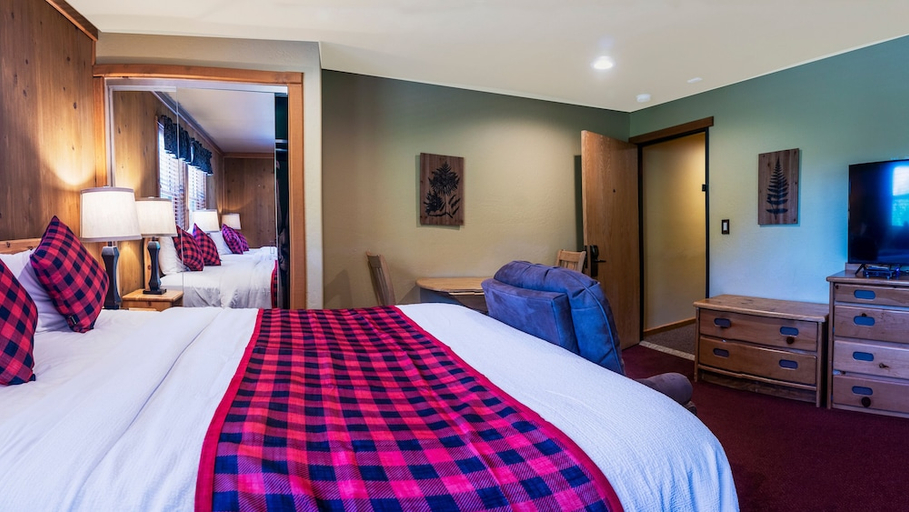 Bedroom 2, Callahan s Mountain Lodge, Jackson
