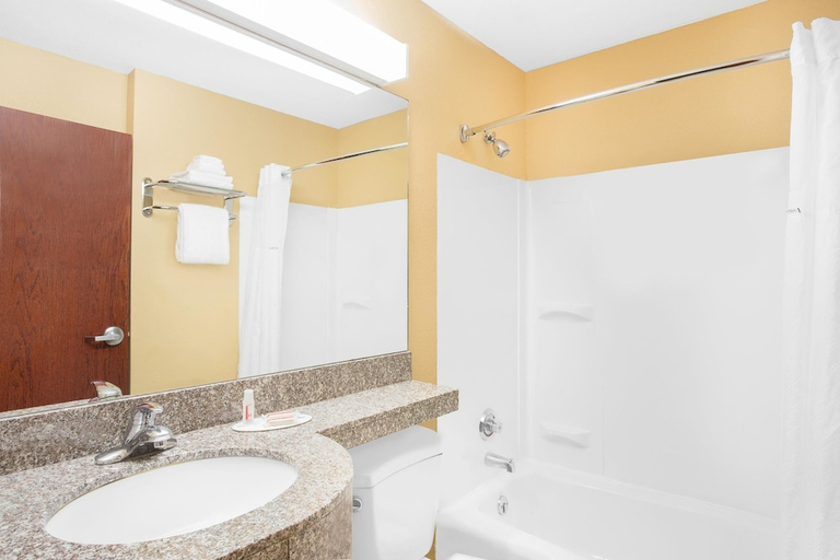 Bathroom, The Block Hotel, Benton