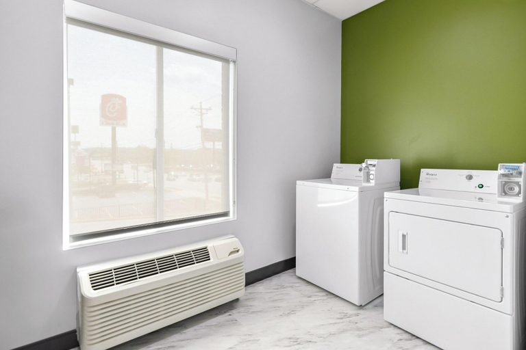 Bedroom 3, Spark By Hilton Commerce, Ga, Banks