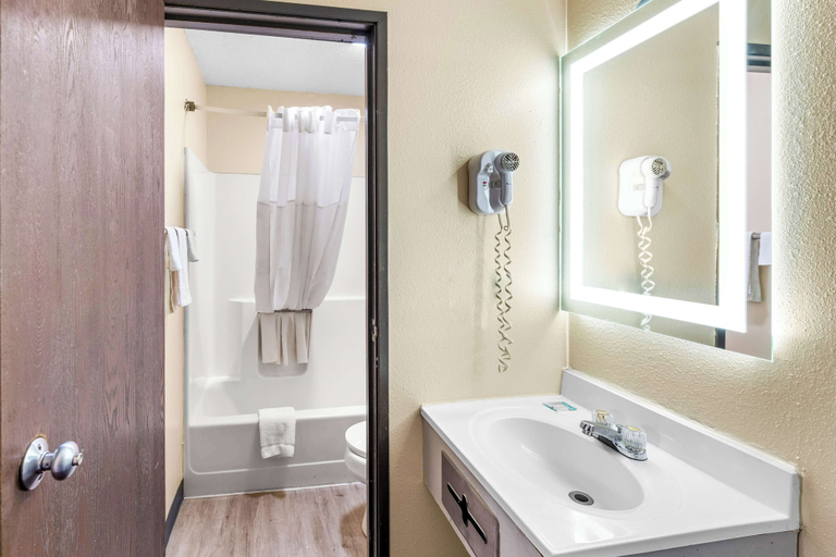 Bathroom 4, Americas Best Value Inn Decatur, IL, Macon