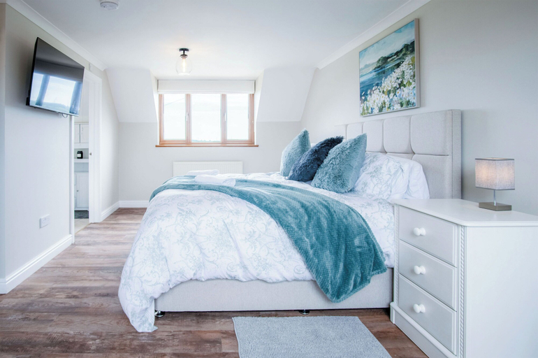 Bedroom 2, Highfield - 5 Bedroom Holiday Home - Pembroke Dock, Pembrokeshire