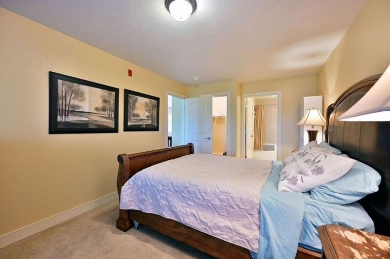 Room 3, Unit 110 2 Bd/ 2 Ba Condo 2 Bedroom Condo by RedAwning, Barron
