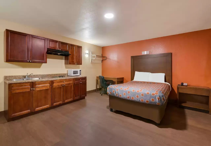 Bedroom 4, Rodeway Inn & Suites East, Orleans