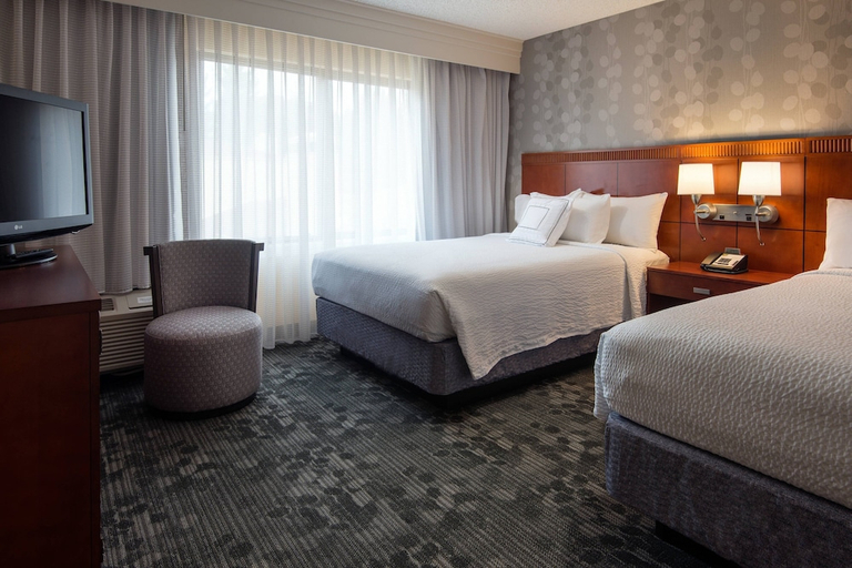 Bedroom 2, Courtyard By Marriott Portland Beaverton, Washington