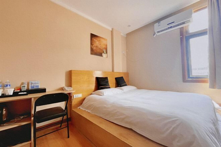 Bedroom 3, Cloud Hening and Manhua Hotel, Lishui