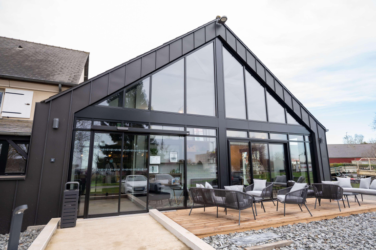 Exterior & Views