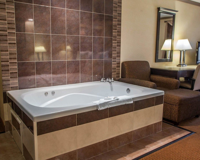 Bathroom 4, Quality Inn Aurora, Dupage