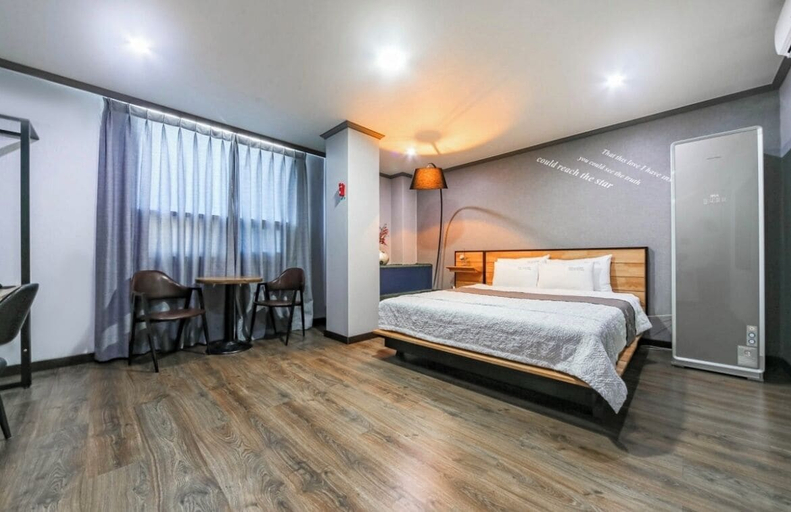 Bedroom 2, The Sharp Hotel, Jinhae