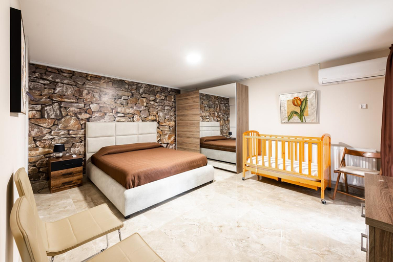 Bedroom 2, Pinecone Platres - 3 Units