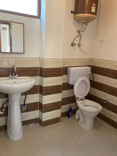 Bathroom, Green Dream House, Kullu