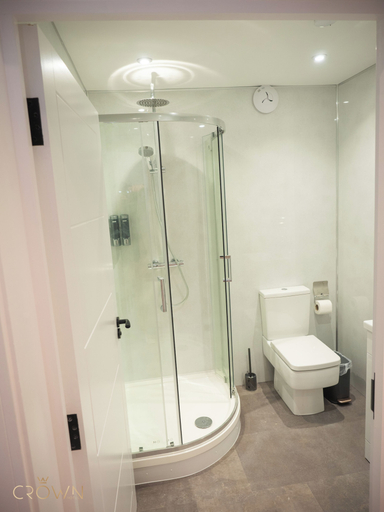 Bathroom 3, Crown Hotel, Oxfordshire