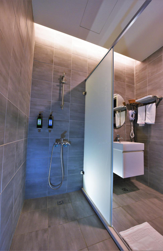 Bathroom 3, Yu Kun Tien Hotel, Taichung