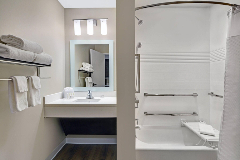 Bathroom 4, Towneplace Suites By Marriott Indianapolis Downtow, Marion